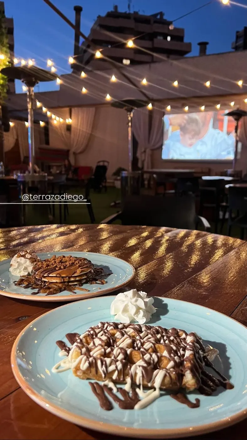 Gofre y tortitas con chocolate en la terraza de noche