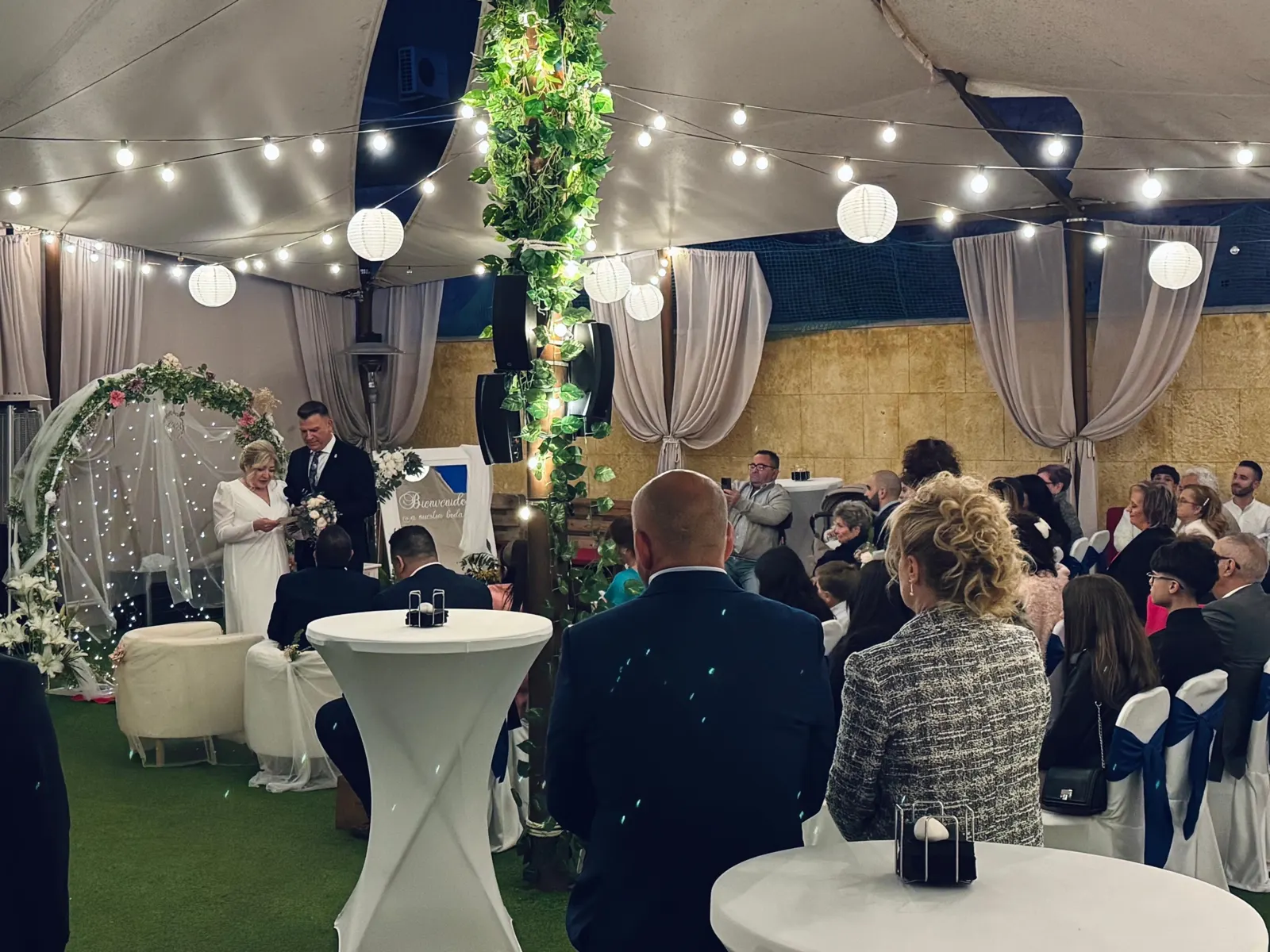 Ceremonia civil de noche bajo la carpa del chill out