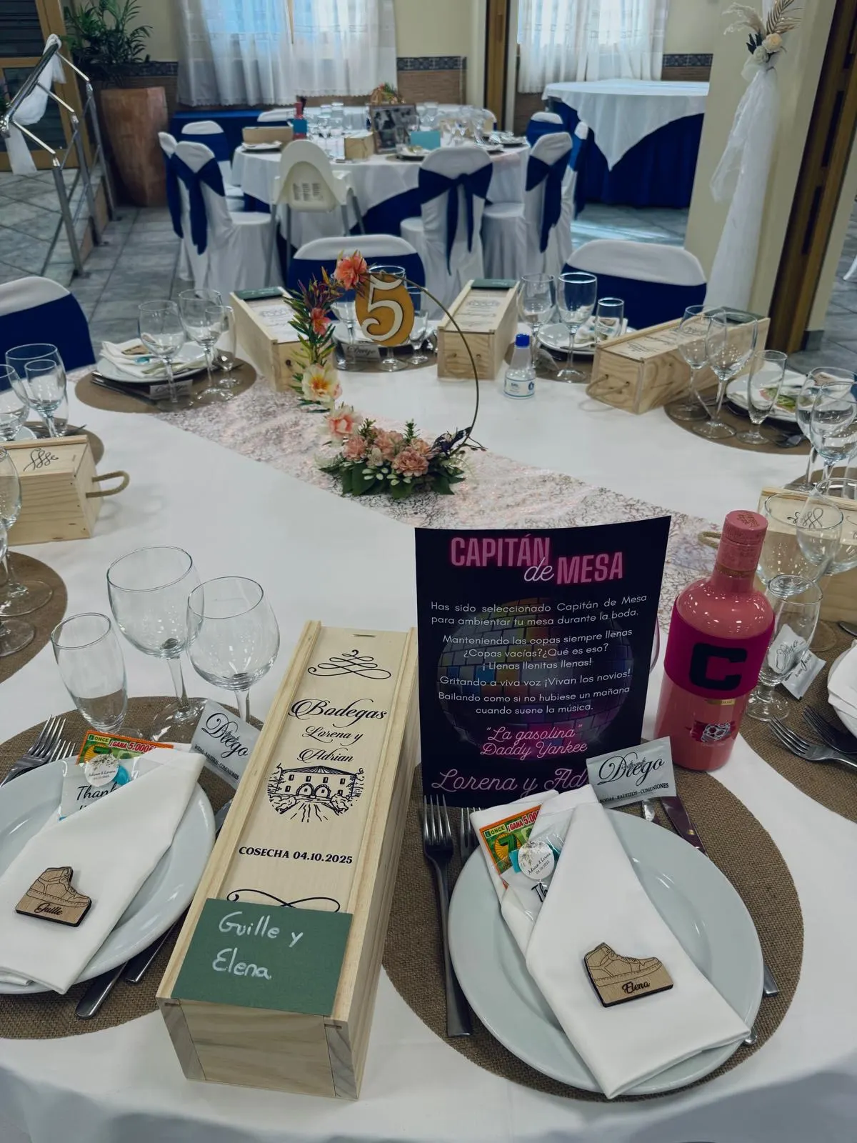 Mesa de boda con centro de flores y detalles para los invitados