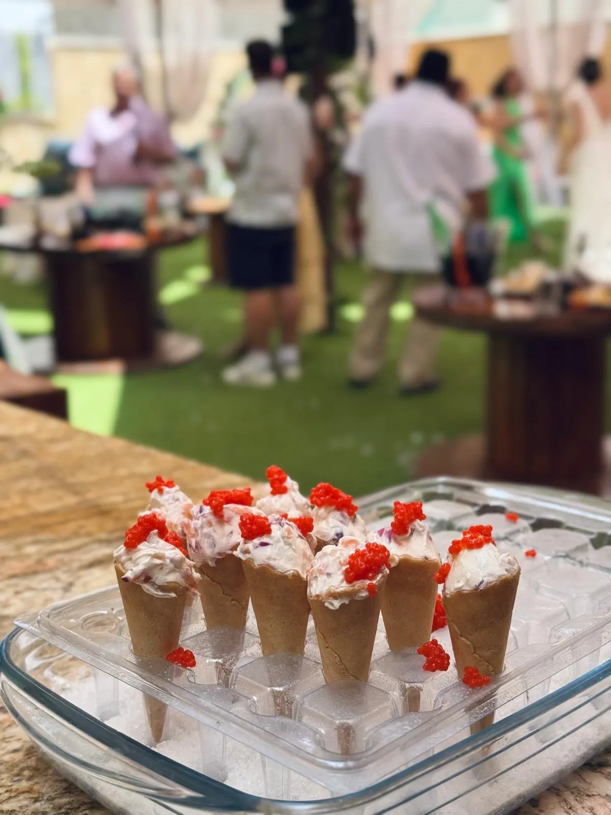 Arroz en el cóctel de una boda en la terraza